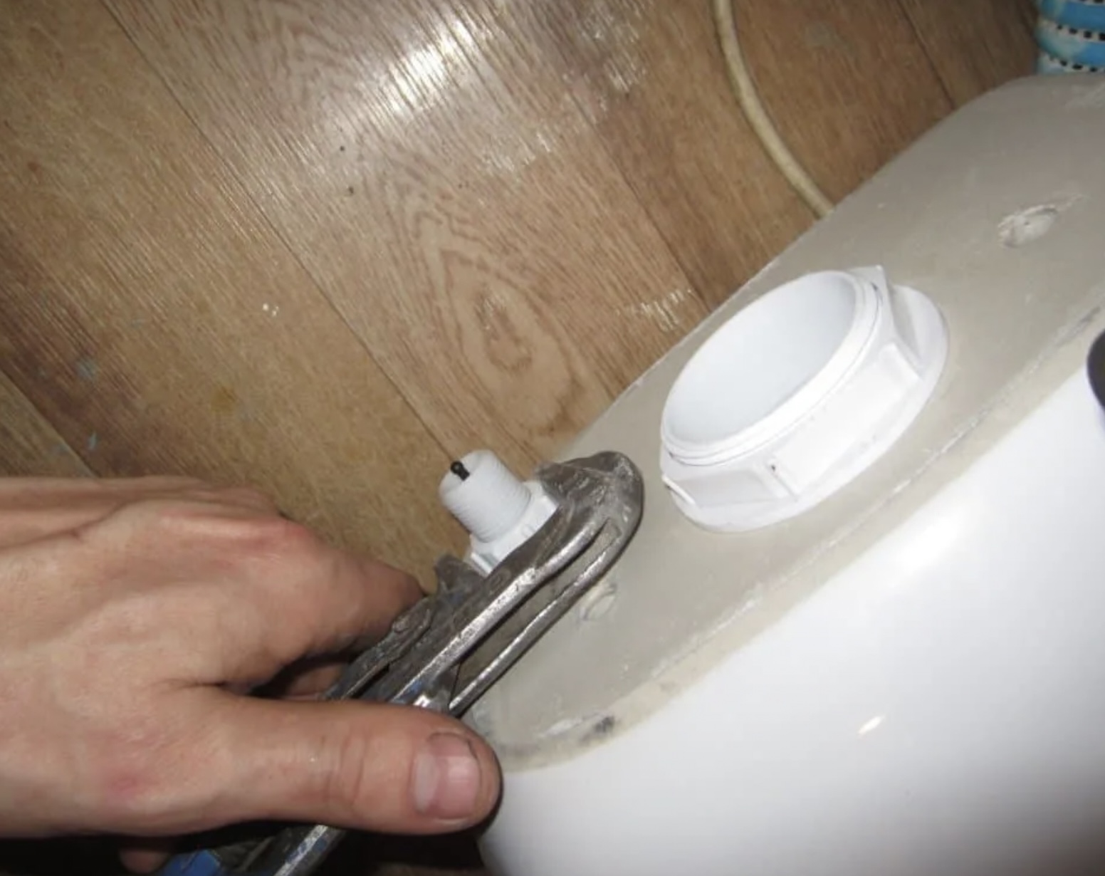 Устранение течи воды в сливном бачке унитаза Устранение течи бачка унитаза