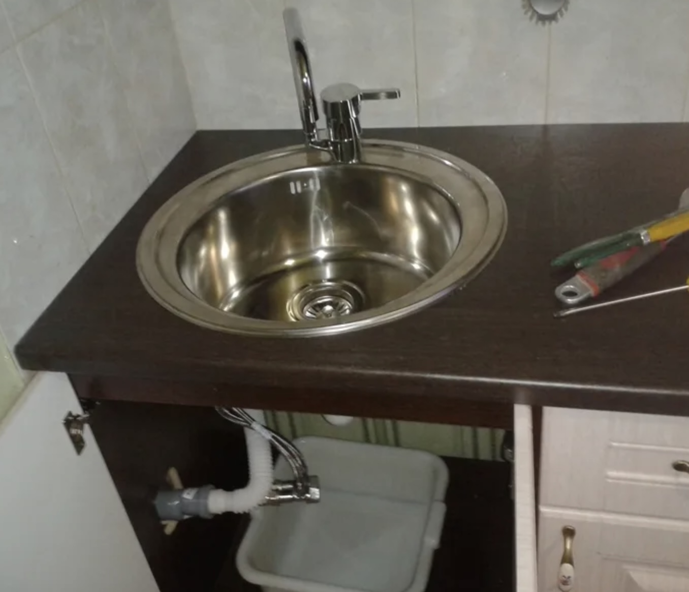 Монтаж мойки из нержавейки Установка мойки из нержавейки