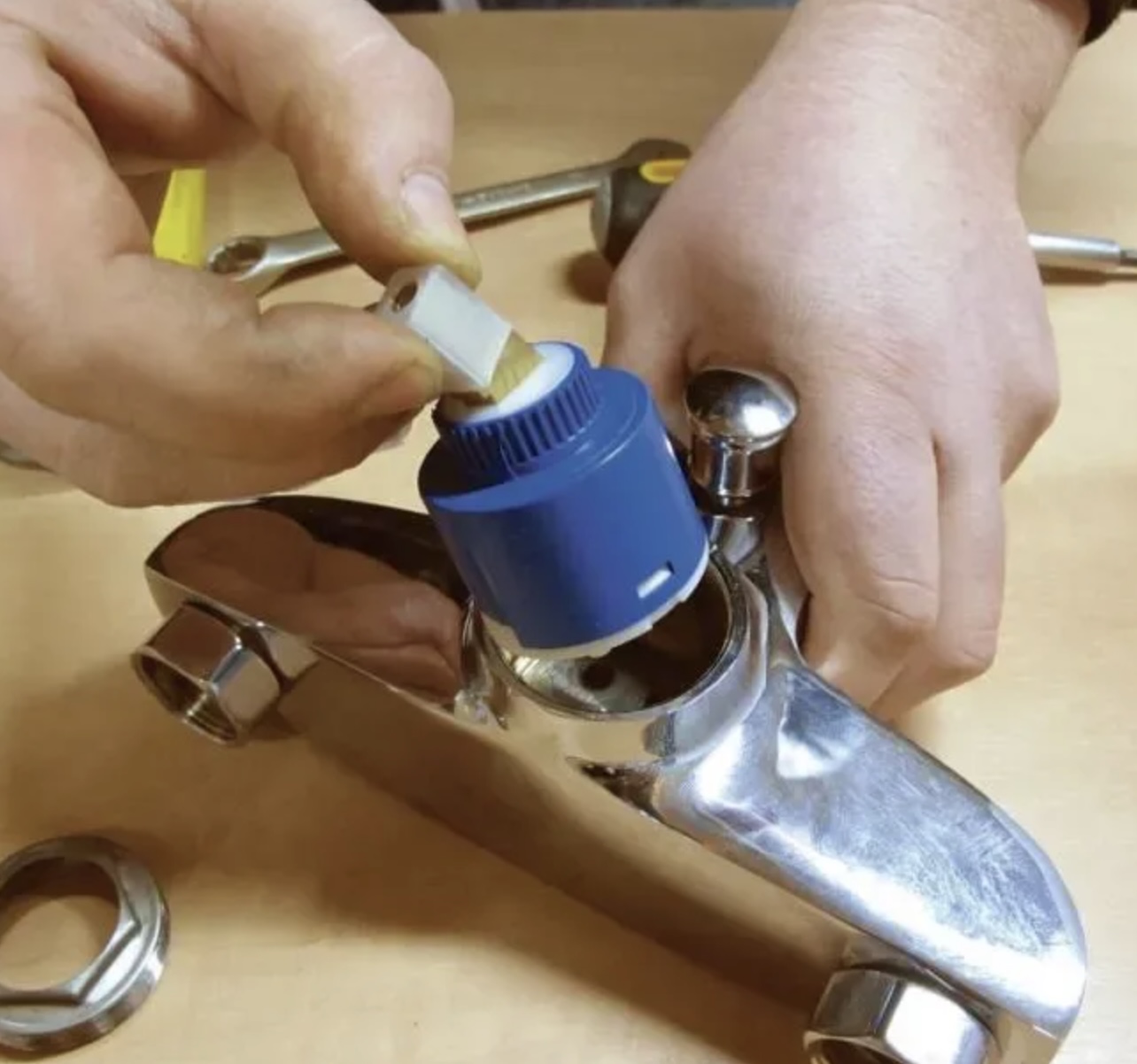 Замена картриджа в смесителе Замена картриджа в смесителе