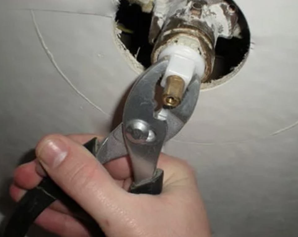 Ремонт смесителя в душевой кабине Ремонт смесителя в душевой кабине